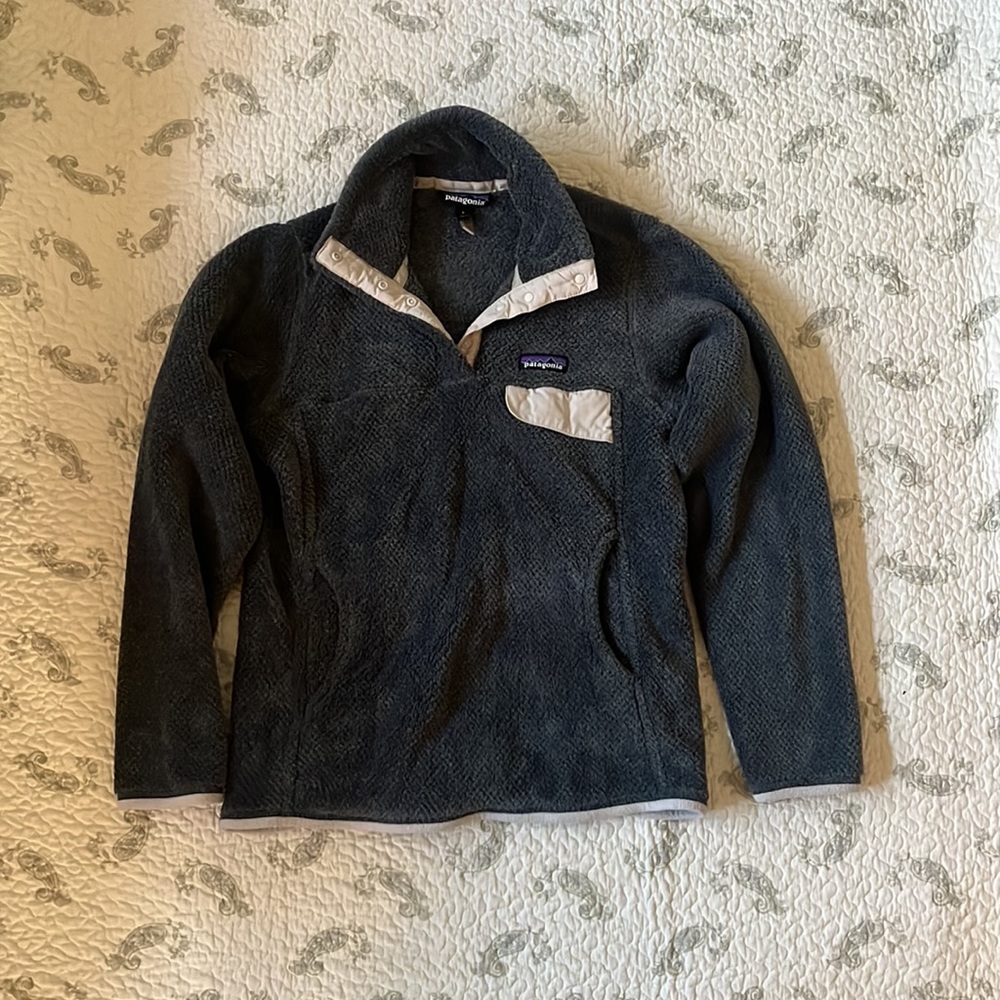 Patagonia women’s size S re-tool half snap size in gray with beige trim